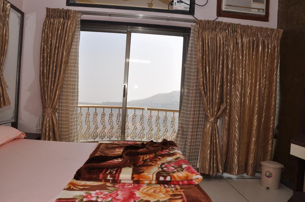 Raval Bunglow Hotel Pānchgani Quarto foto